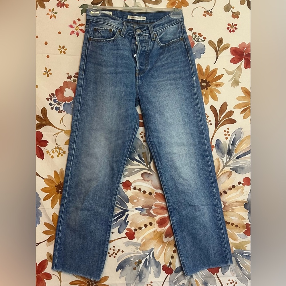 Levi’s Women’s 25 Wedgie Straight Medium Wash Classic Button Fly Premium Jeans